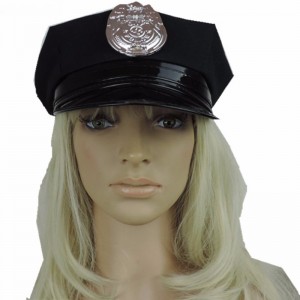 Производителите продават черни осмоъгълни шапки, шапки със значки, полицейски капачки, шапки за парти за игра на Хелоуин